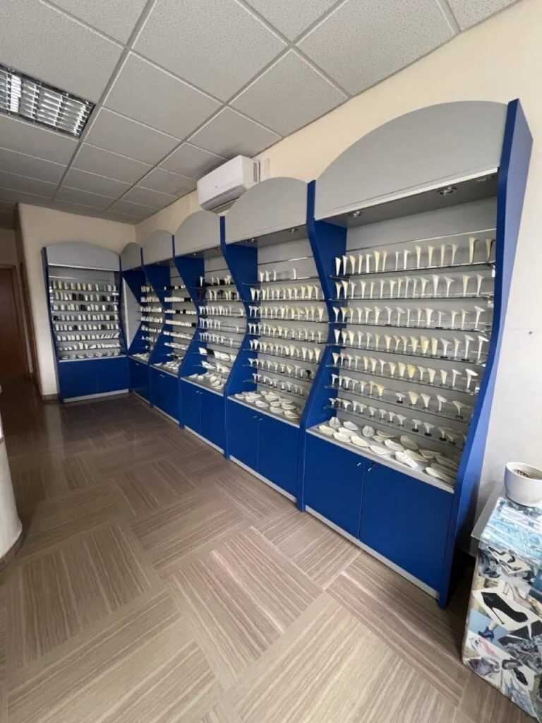 Zeppe in materiale termoplastico in lavorazione